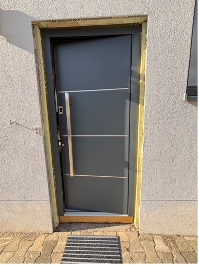 Eingebaute Haustür von außen mit sichtbarer überdimensionierter Anschlussfuge