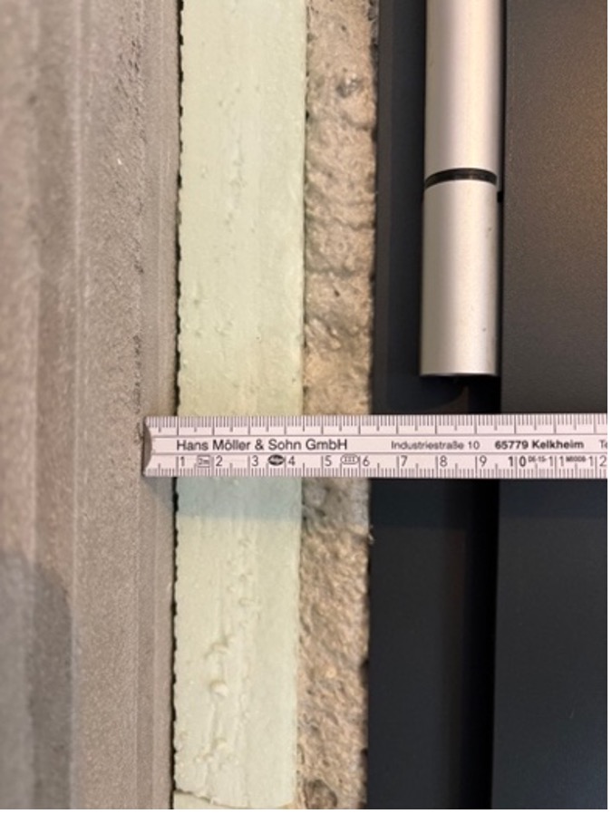 Detailaufnahme der Anschlussfuge mit Zollstock zur Vermessung
