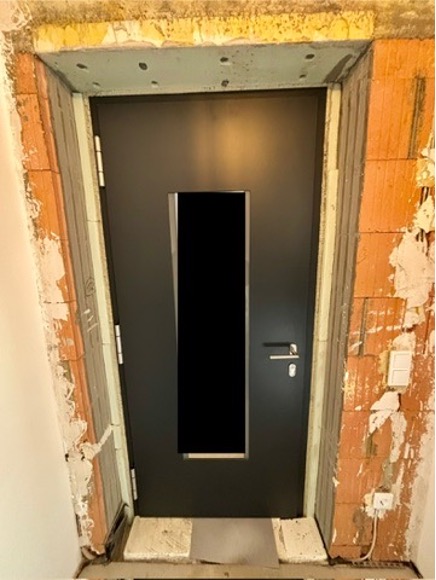 Innenansicht der Tür mit freigelegtem Mauerwerk und überdimensionalen Fugen